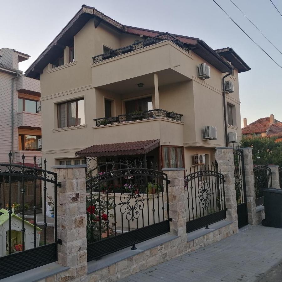 Apartments Dona チェルノモレツ エクステリア 写真